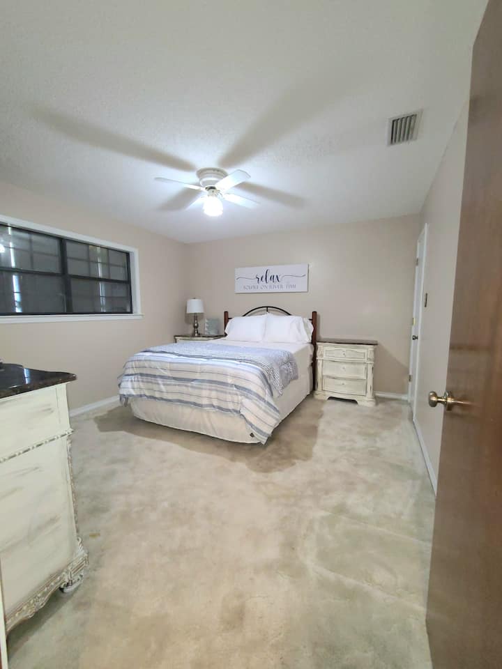 เตียงควีนไซส์ในห้องนอนที่ 2 พร้อมทีวี