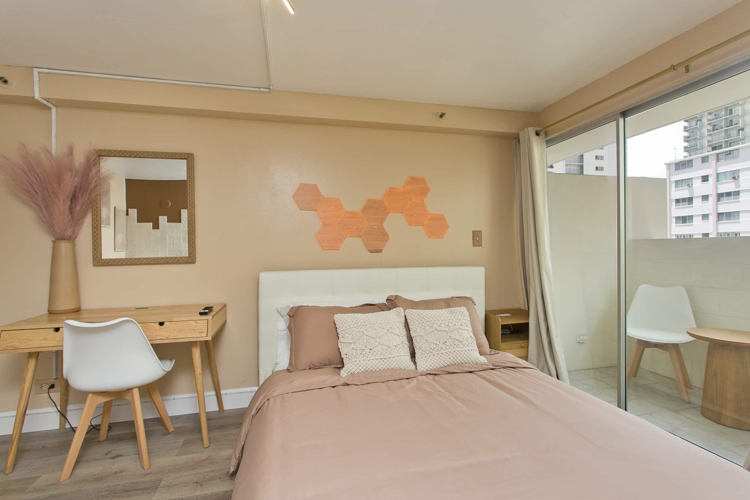 Modern Waikiki Studio w Kitchen 1 Block from Beach - Image 3