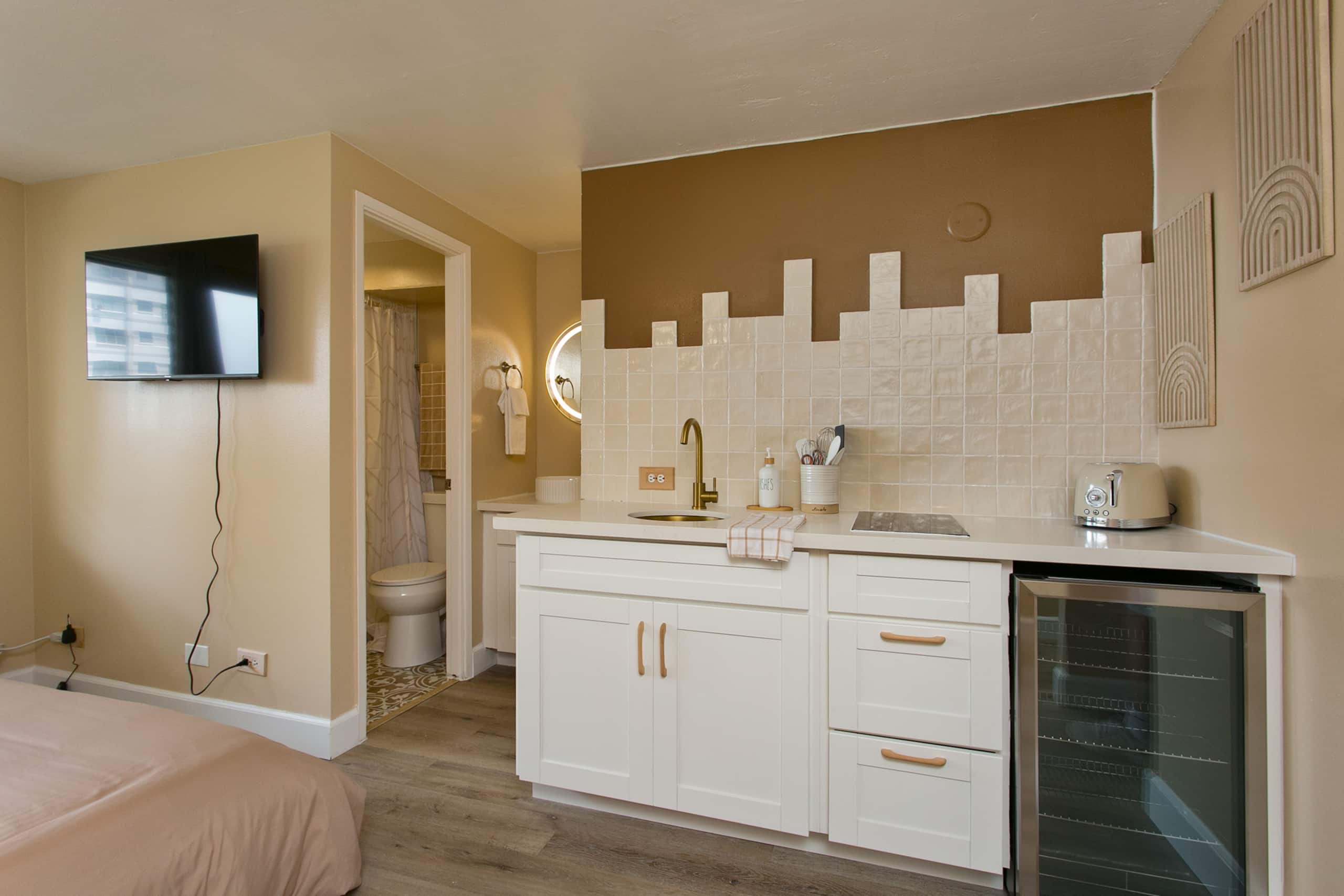 Modern Waikiki Studio w Kitchen 1 Block from Beach - Image 6