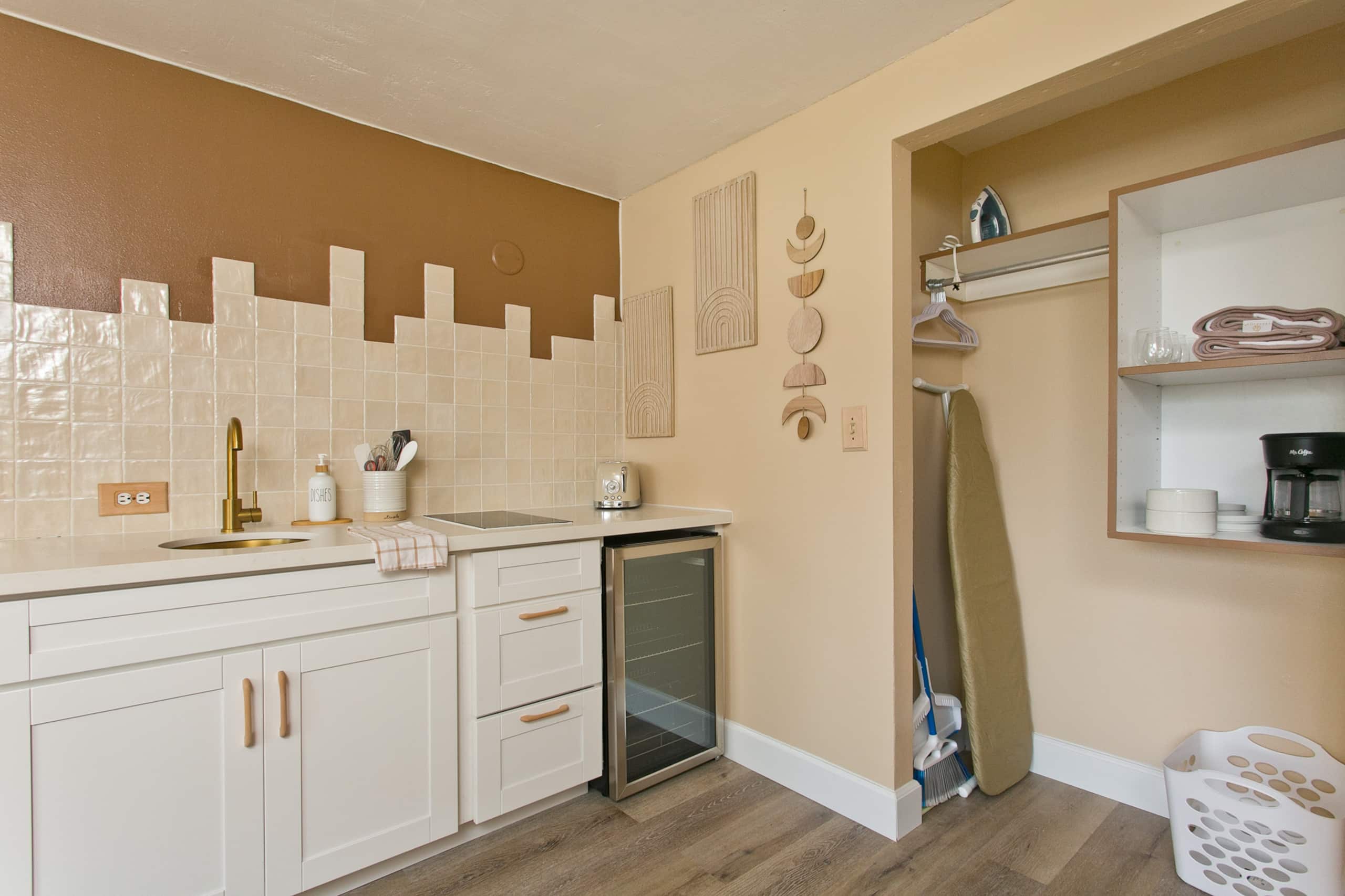 Modern Waikiki Studio w Kitchen 1 Block from Beach - Image 8