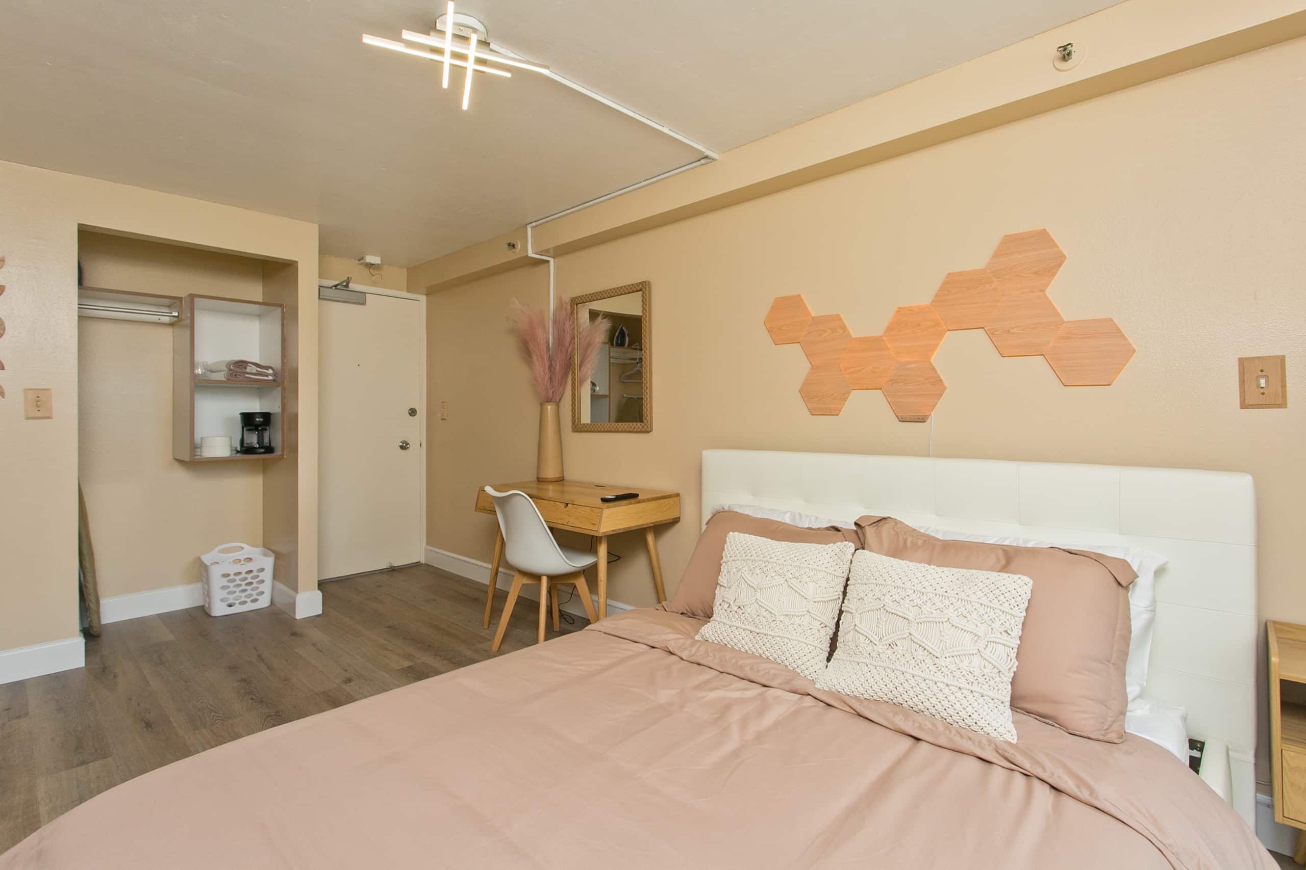 Modern Waikiki Studio w Kitchen 1 Block from Beach - Image 4