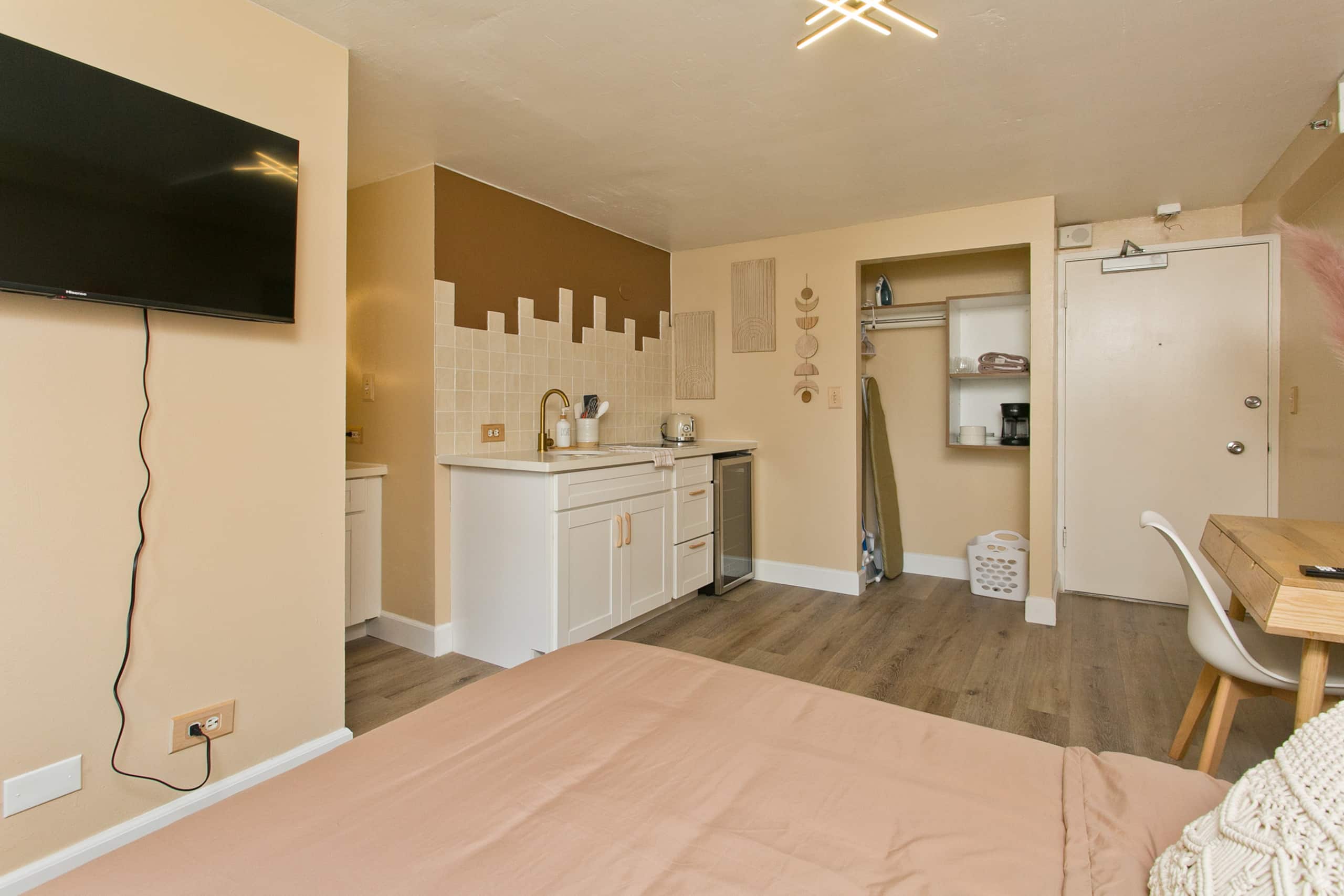 Modern Waikiki Studio w Kitchen 1 Block from Beach - Image 7