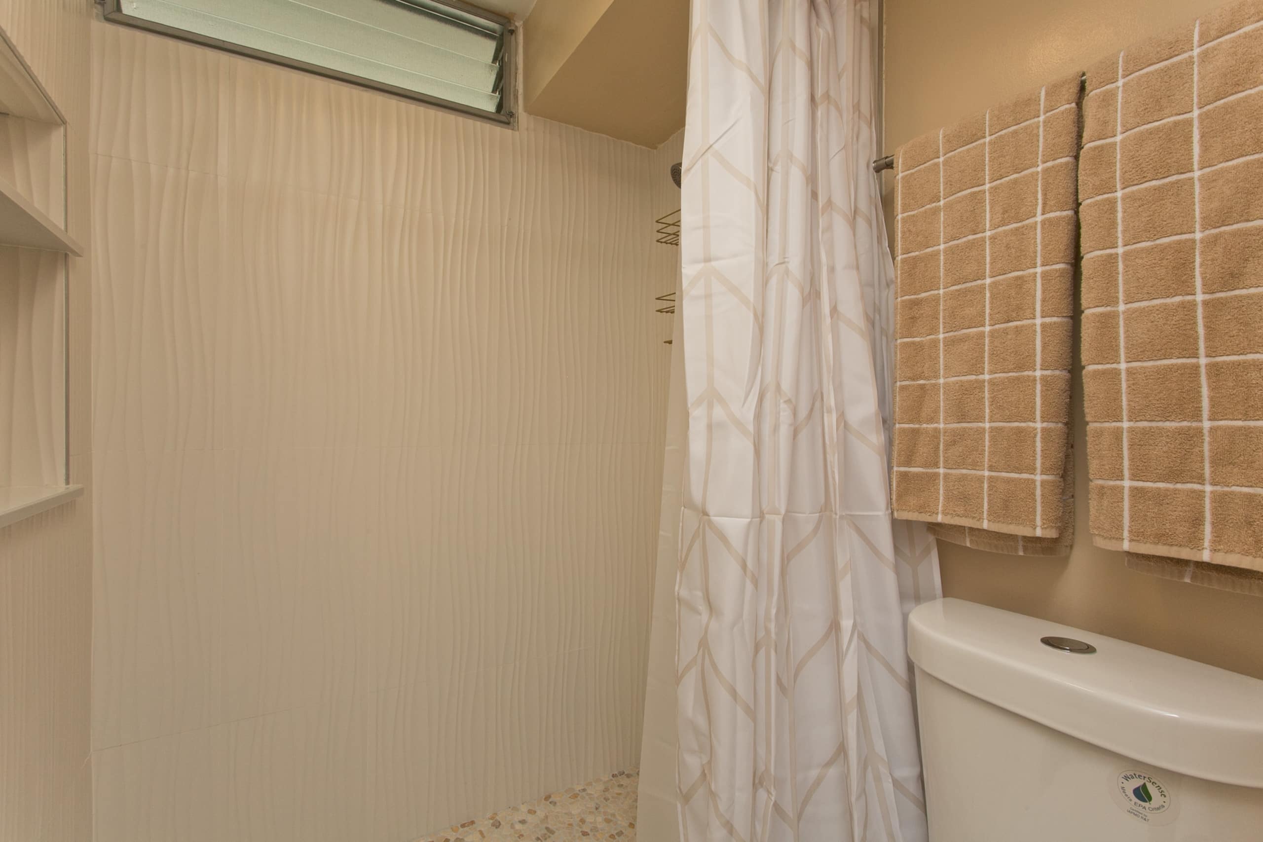 Modern Waikiki Studio w Kitchen 1 Block from Beach - Image 11