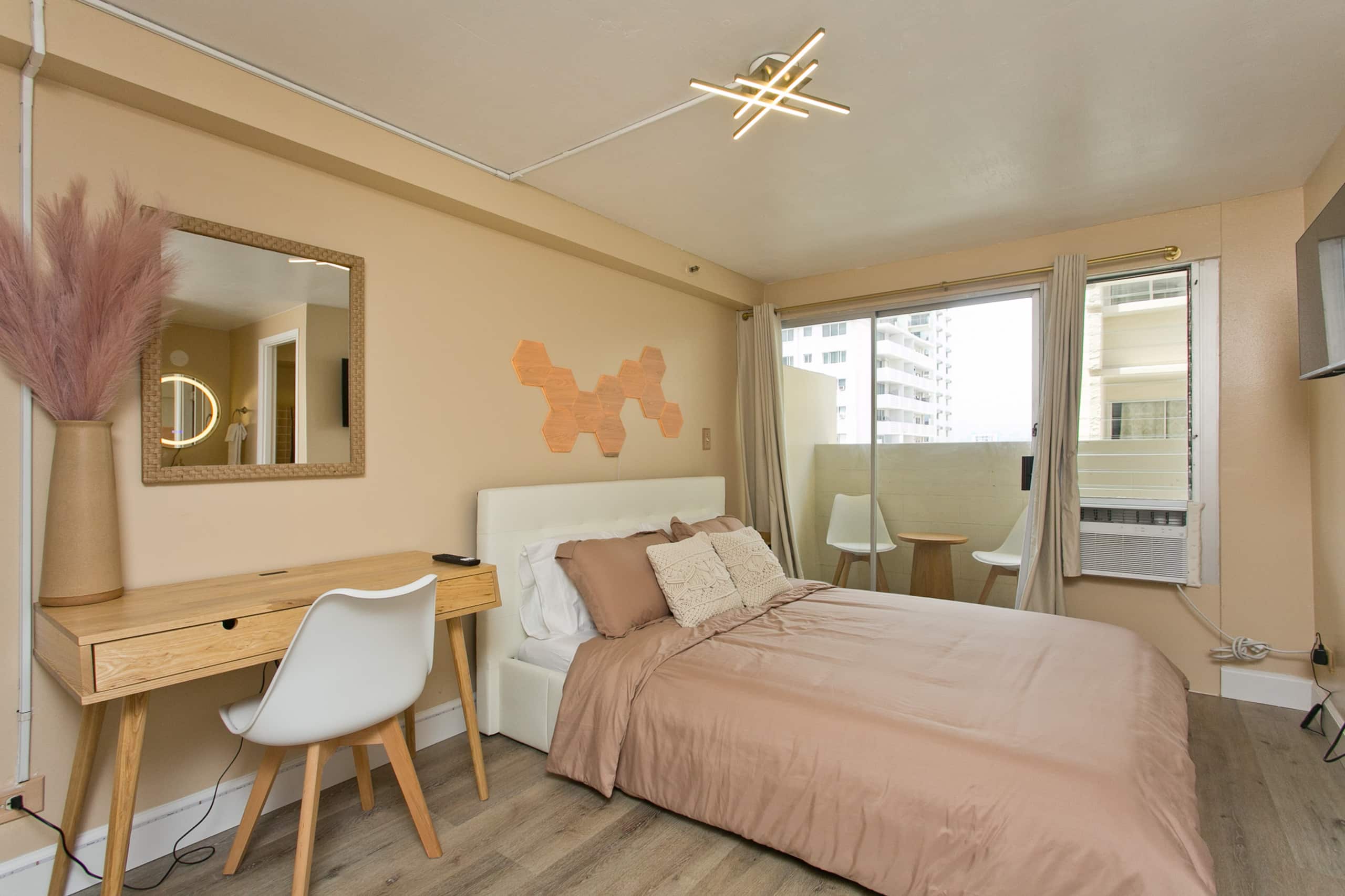 Modern Waikiki Studio w Kitchen 1 Block from Beach - Image 2