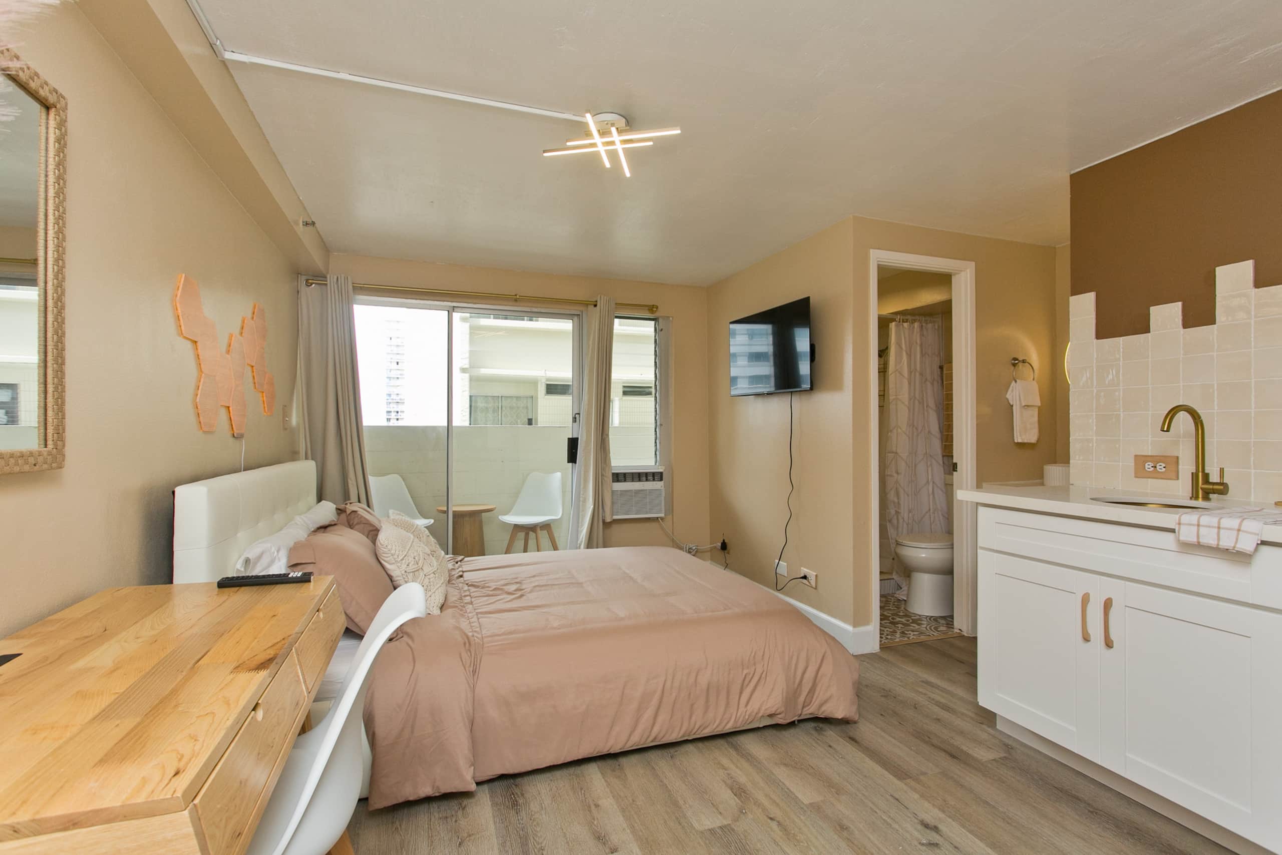 Modern Waikiki Studio w Kitchen 1 Block from Beach - Image 1