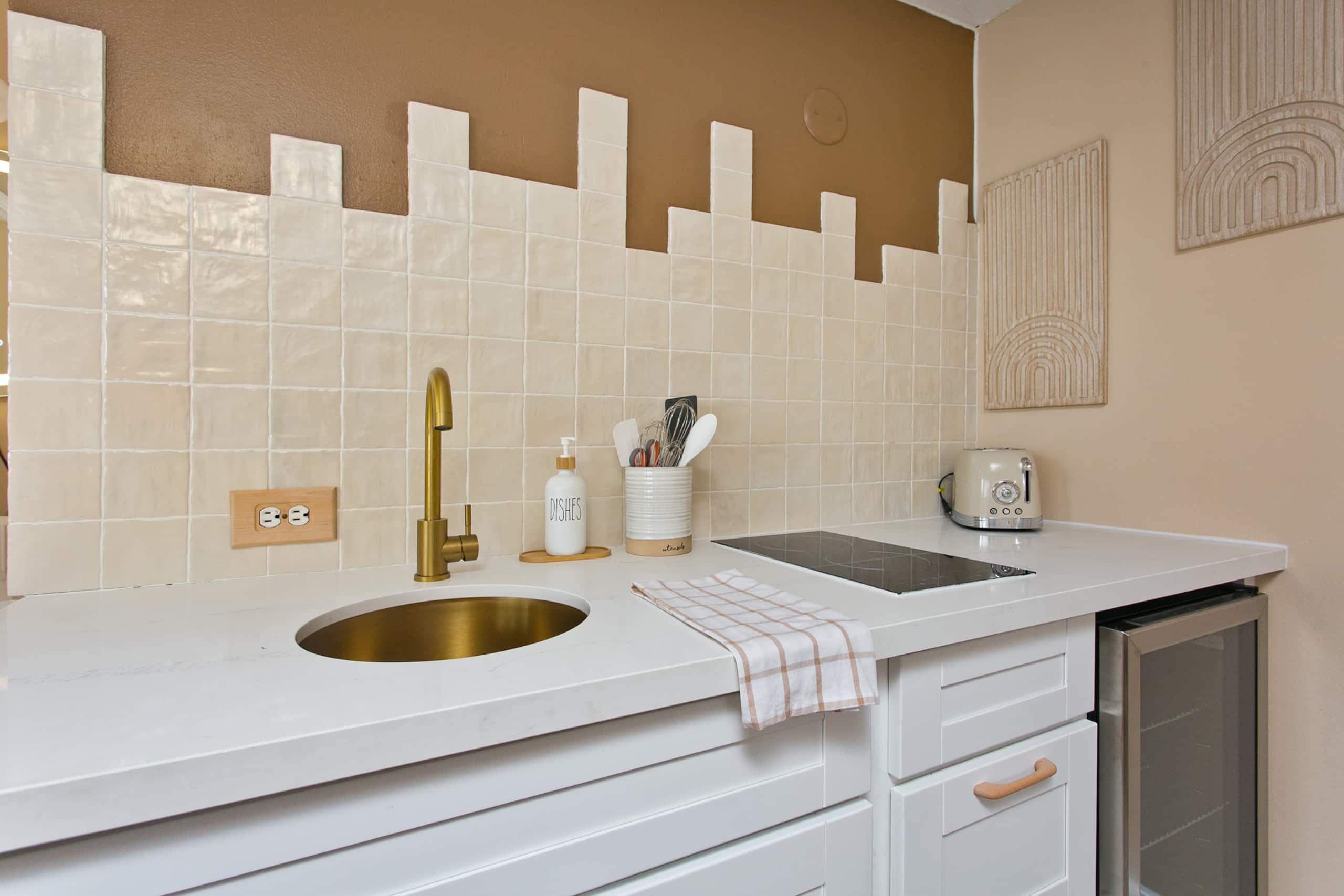 Modern Waikiki Studio w Kitchen 1 Block from Beach - Image 5