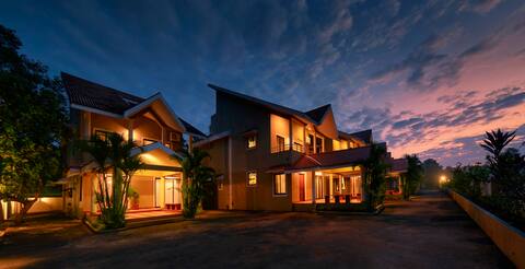 Treehouse Blue Villa 3, Cook, Brkfast, Pool & WiFi