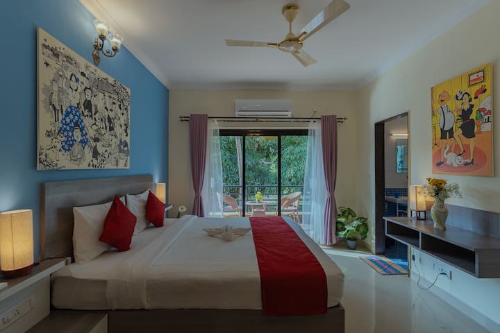 חדר שינה בקומה הראשונה עם חדר רחצה ומרפסת צמוד