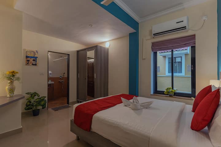 חדר שינה בקומת הקרקע עם חדר רחצה צמוד