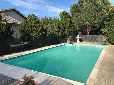 Villa de 130m² avec grande piscine & jardin arboré