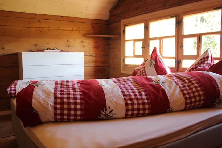 ห้องนอนหน้าจั่ว 