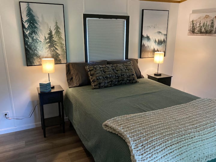 Uživajte u večeri u ljetnoj sobi - udobnom madracu od hibridne pjene srednje čvrstoće.