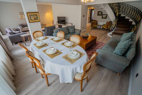 Duplex 4 bedroom apartment w/balcony city center
