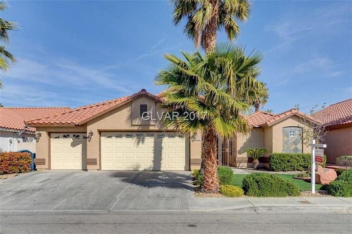 4 Rooms 3 Bath 5 Beds Sweet Home - Las Vegas, NV