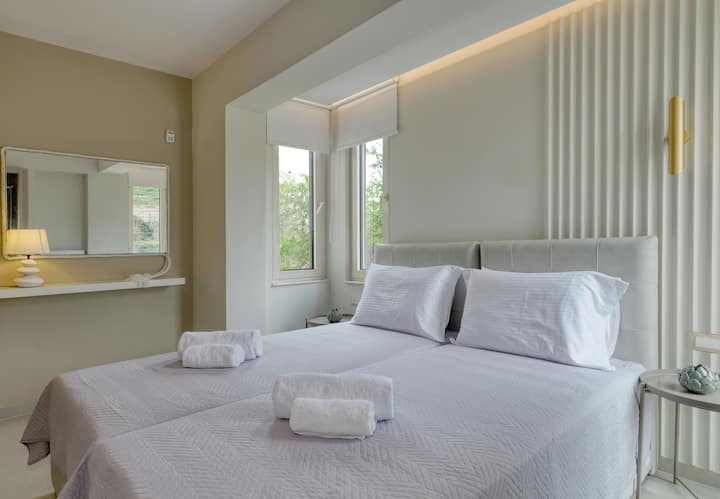 Pohodlná elegancia pre dvoch: Doprajte si pohodlie tejto príjemnej izby s dvoma samostatnými posteľami s rozmermi 0,80 x 2,00 m s 27-palcovou TV a klimatizáciou.