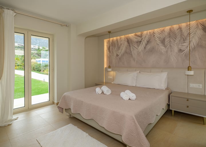 Relaxujte a omladzujte sa v pokojnej atmosfére tejto útulnej spálne na prízemí.
