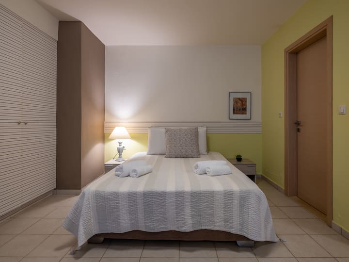 Zažite pokojný nočný spánok v tejto elegantne zariadenej spálni s pohodlnou posteľou s rozmermi 1,60 x 2,00 m a moderným vybavením.