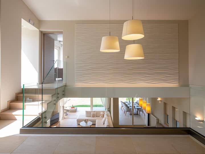 Vystúpte po štýlových schodoch vily Hersonissos Beach Villa a dodajte svojmu pobytu nádych architektonickej elegancie.
