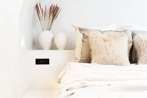 Popular Airbnb listing: Deluxe Junior Suite, Stoa Suites in Περιφέρεια Νοτίου Αιγαίου