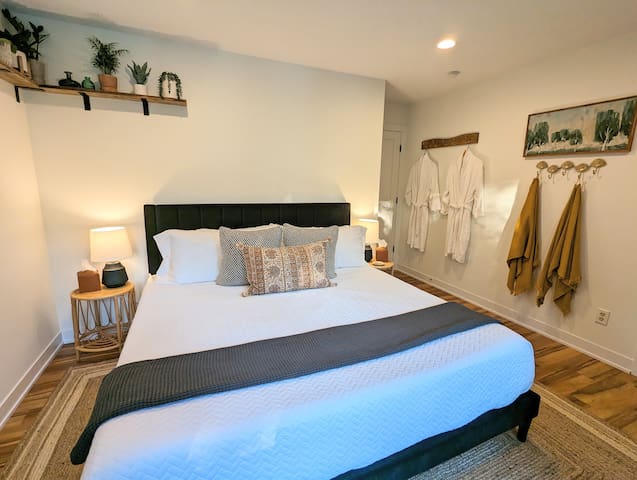 Sunset Shores – River View, King Beds, Soaker Tub gallery image 5