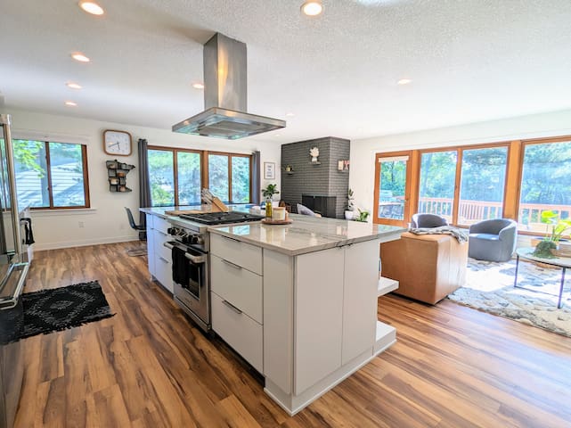 Sunset Shores – River View, King Beds, Soaker Tub