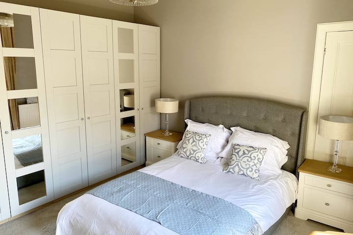 配备特大号双人床的卧室。 