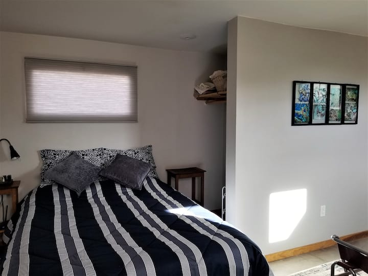 Kitanda cha ukubwa wa malkia. Nguo zinaning 'inia na mashuka ya ziada.
Dirisha linaloweza kutumika juu ya kitanda.
Wi-Fi mahususi.