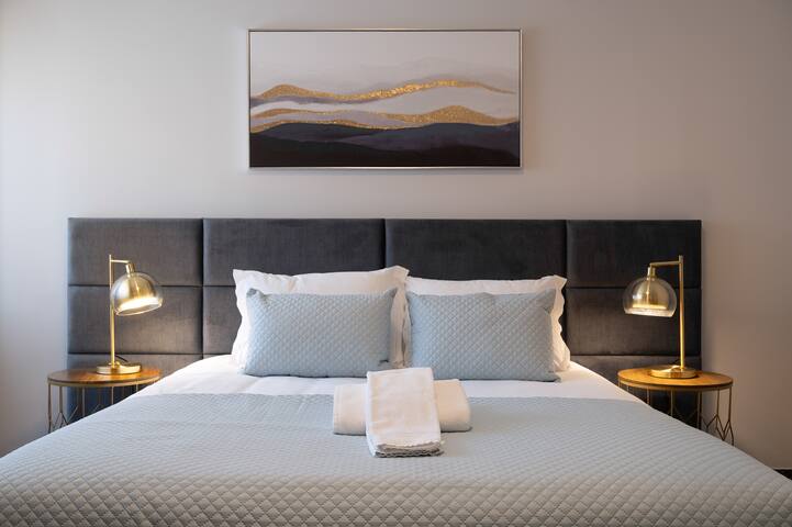 Home Essences – 4BR/ AC/2 Garage