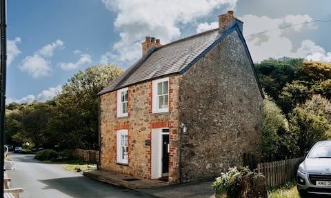 Riverside Romantic Cottage in lower Solva