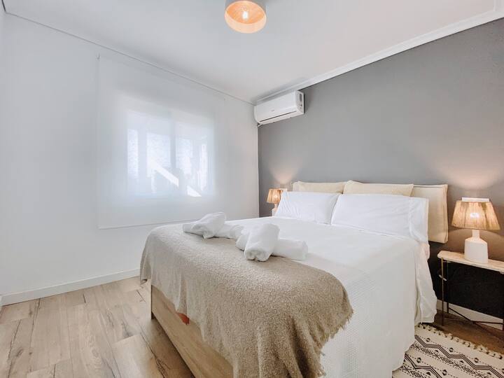 Master bedroom / Chambre principale