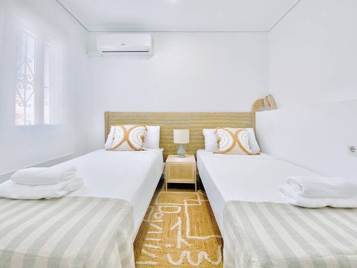 Twin bedroom / Chambre double à lits simples