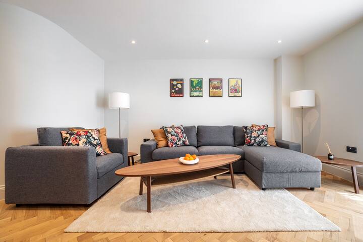 3 Bedroom flat with Patio in Central London gallery image 2