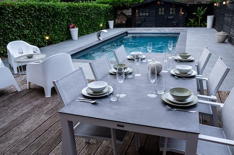 House for 6 people with a pool and a private hot tub.