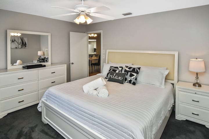 ห้องเตียงคิงไซส์พร้อมเตียงนอนสบายสำหรับผู้เข้าพักเสริม