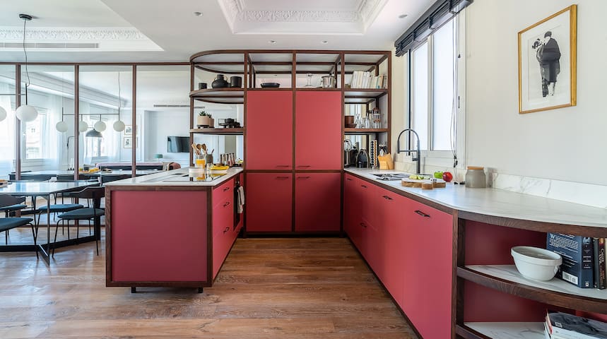 Huge 4 bed/4bathensuite, same block as gaudi house gallery image 3