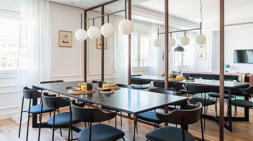 Huge 4 bed/4bathensuite, same block as gaudi house