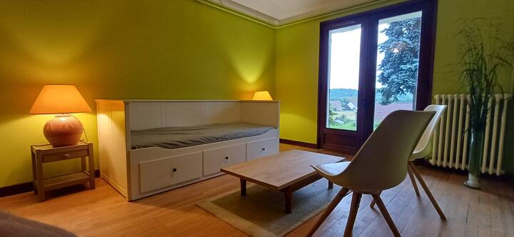 غرفة معيشة مستقلة بسرير مزدوج