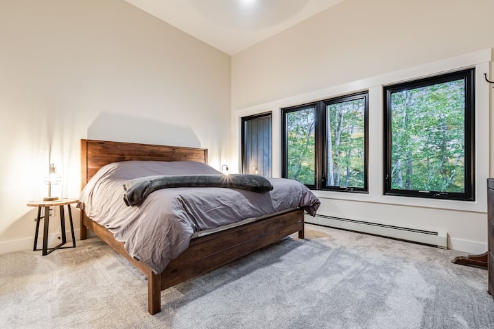 Suite principal: el ático. Una cama tamaño king, tienda de la empresa, edredón, TV de pantalla plana y su propio baño principal. Armario y ganchos para guardar tus productos y una alfombra lujosa para hacerte cosquillas.  Descansa la cabeza en la almohada y disfruta de hermosas vistas a la montaña