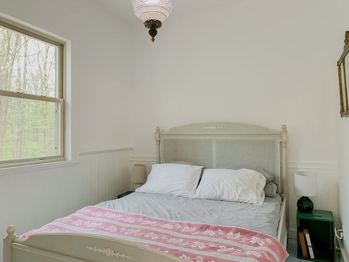 El dormitorio es especial con su cama tamaño queen, sábanas de lujo, cama vintage y candelabro marroquí antiguo.