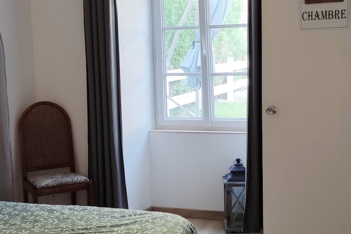 CHUMBA CHA KULALA chenye mandhari ya bustani 