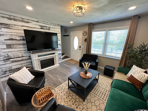 Successful Airbnb property: Cozy Newly Renovated home-2min walk to Tuck River in Dillsboro