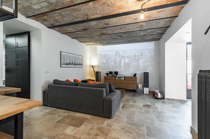 Dhomë kinemaje me divan krevat