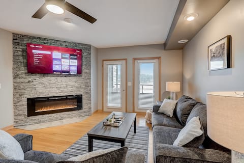 WI Dells Lakeside Serenity Condo on Lake Delton