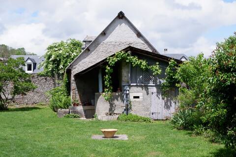 Pyrenean house, family, friends, internship, seminar