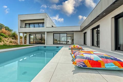 "Coté Plage" villa, sea view, pool for 9 people.