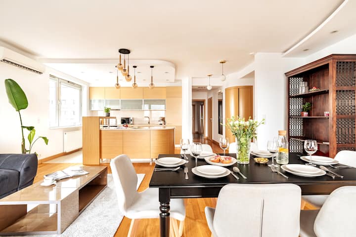 Grzybowska Skyline 3BR Retreat with AC