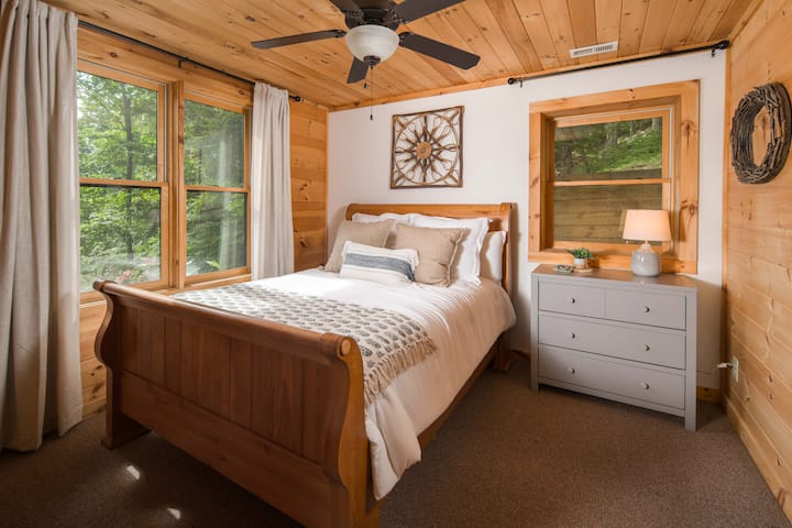 Dormitorio en la planta baja con cama tamaño Queen.