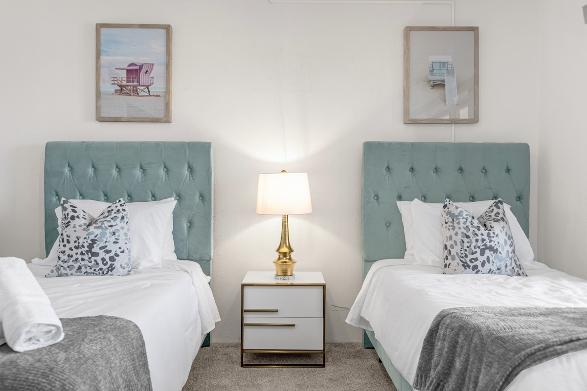 第二间卧室有两张单人床，还有一个吊扇、小衣柜和存放衣服的梳妆台。 客房内没有电视。