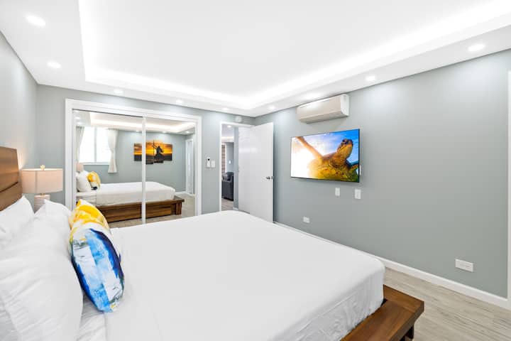 ¡Disfruta viendo tus programas favoritos mientras descansas en una cama tamaño king en el dormitorio principal!