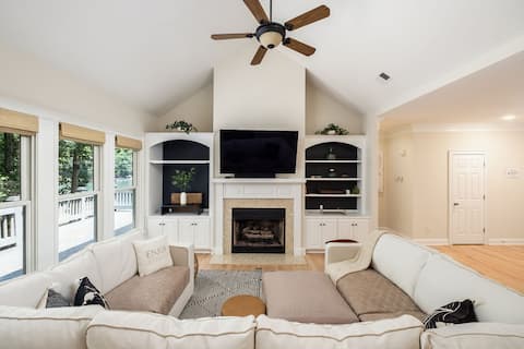 Blissful Lake Views + Hot Tub + Pool Table